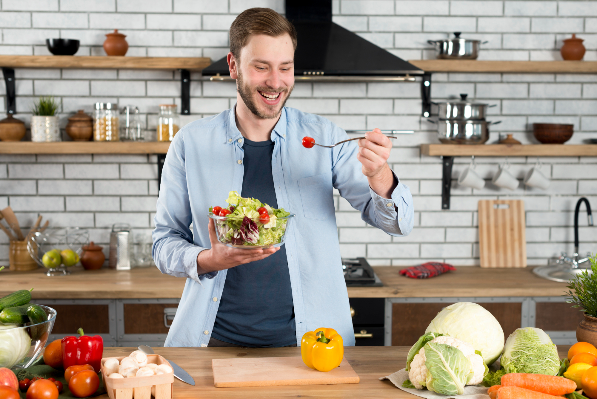 Hombre preparando una comida cotidiana con vegetales y granos